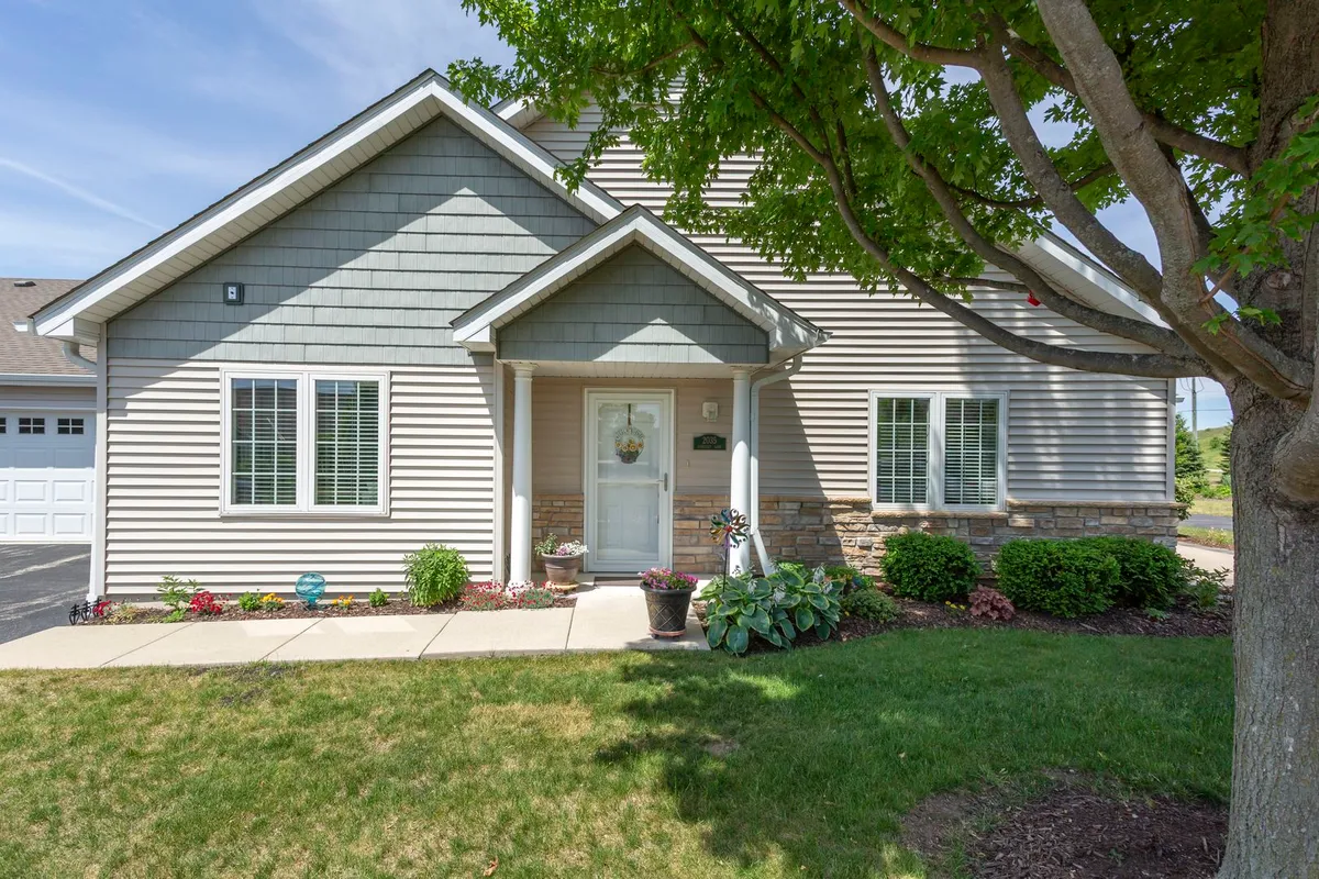 Property Slideshow image 1 of 34 | 2035 somerset ln 2035, Sycamore, IL, 60178