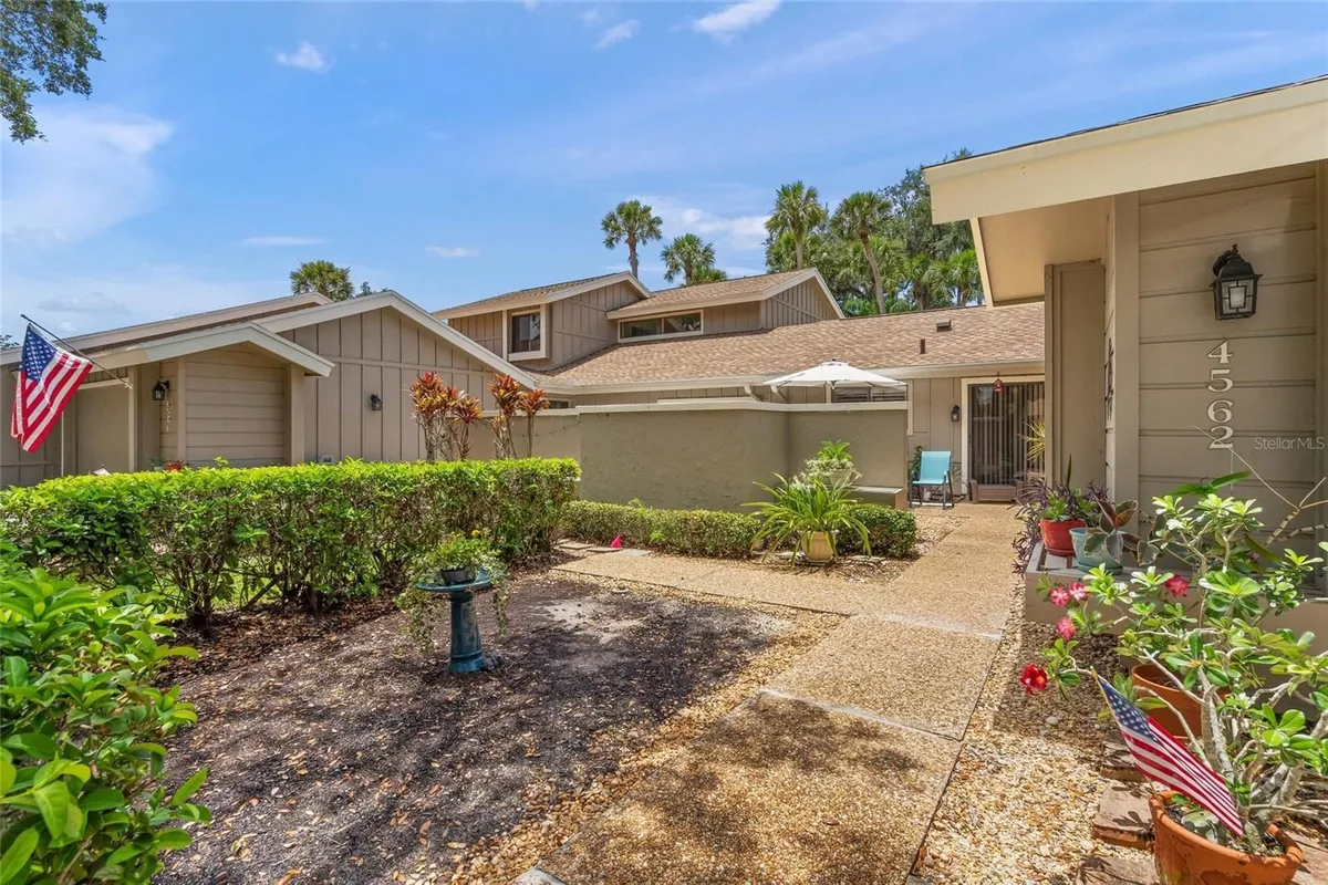 Property Slideshow image 1 of 40 | 4562 forest wood trl 15, Sarasota, FL, 34241