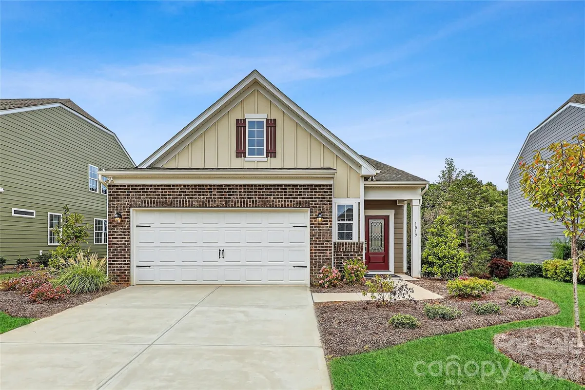 Property Slideshow image 1 of 17 | 1019 lookout shoals dr, Fort Mill, SC, 29715