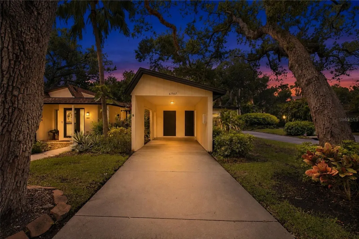 Property Slideshow image 1 of 40 | 6947 woodwind dr 77, Sarasota, FL, 34231