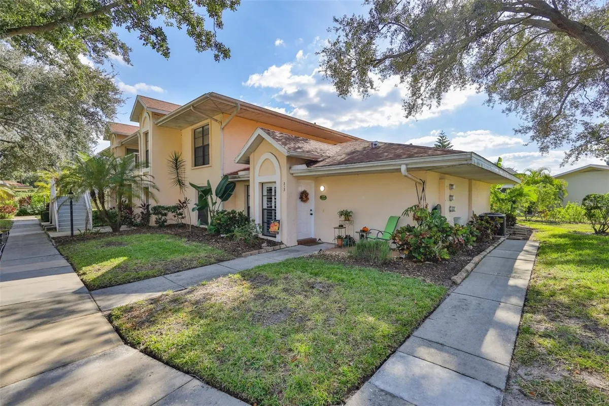 Property Slideshow image 1 of 36 | 313 knottwood ct, Sun City Center, FL, 33573