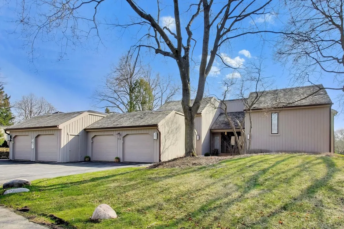Property Slideshow image 1 of 37 | 83 thornhill ln c, Lake Barrington, IL, 60010