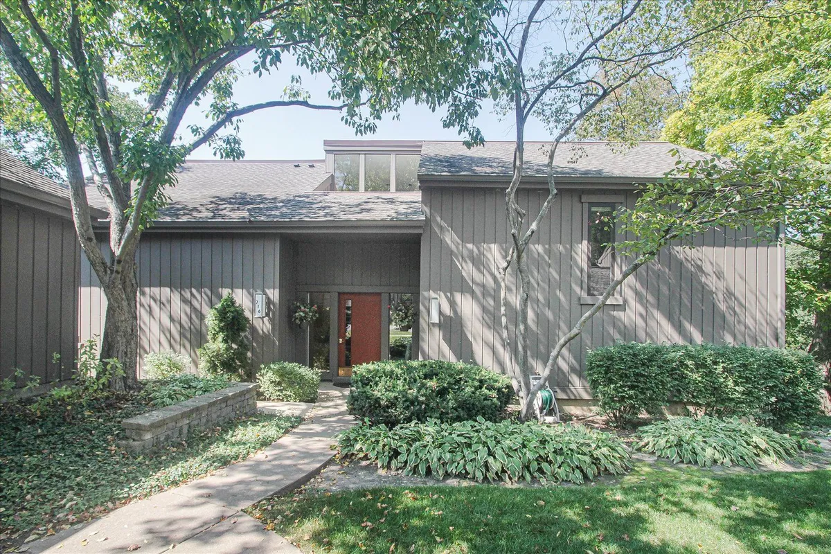 Property Slideshow image 1 of 34 | 716 old barn rd apt b b, Lake Barrington, IL, 60010