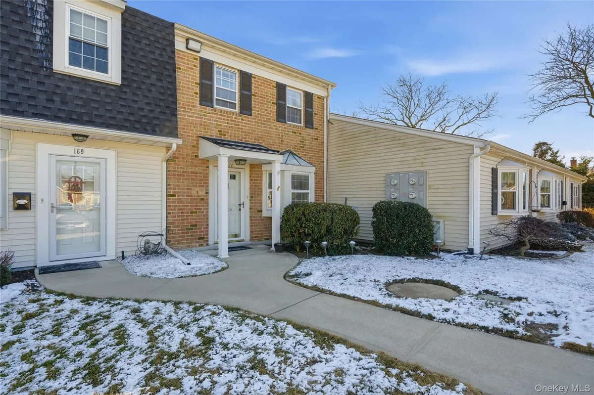 Property Slideshow image 1 of 22 | 170 harbor, Amityville, NY, 11701