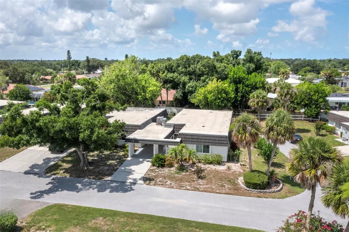 Property Slideshow image 1 of 32 | 3828 blue stone way 77, Sarasota, FL, 34232