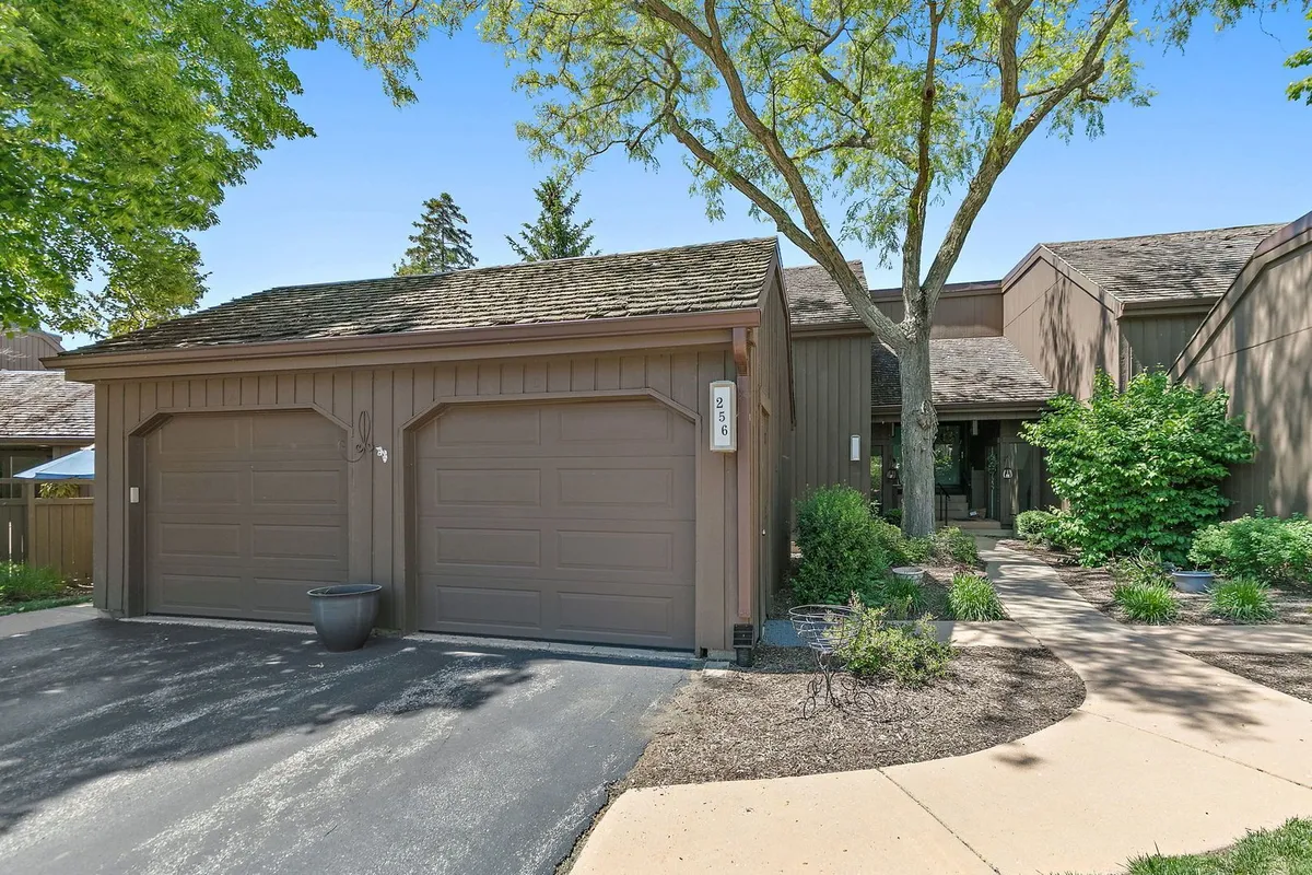 Property Slideshow image 1 of 36 | 256 thornhill ln c, Lake Barrington, IL, 60010