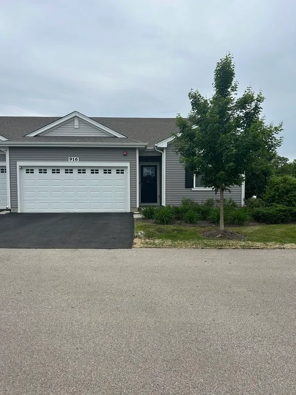 Property Slideshow image 1 of 21 | 916 darwin st, North Aurora, IL, 60542