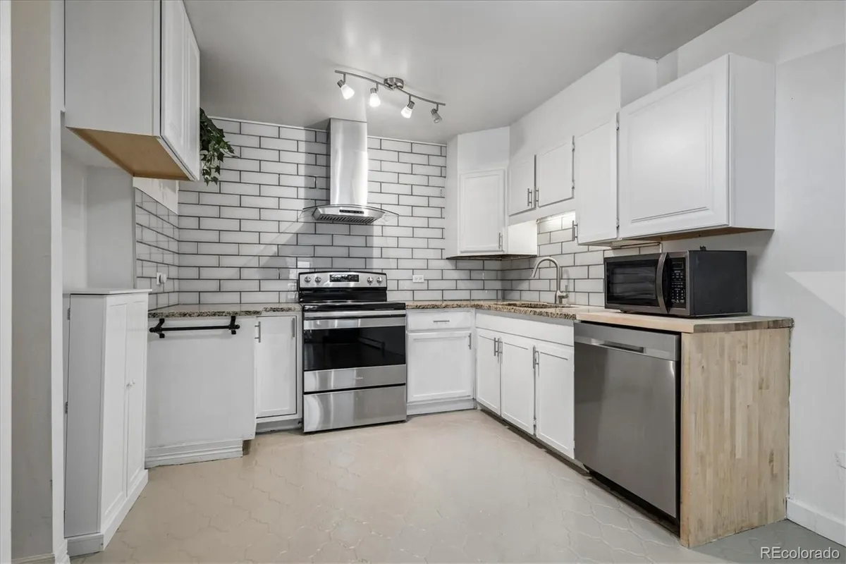 Property Slideshow image 1 of 25 | 705 s alton way 6b, Denver, CO, 80247