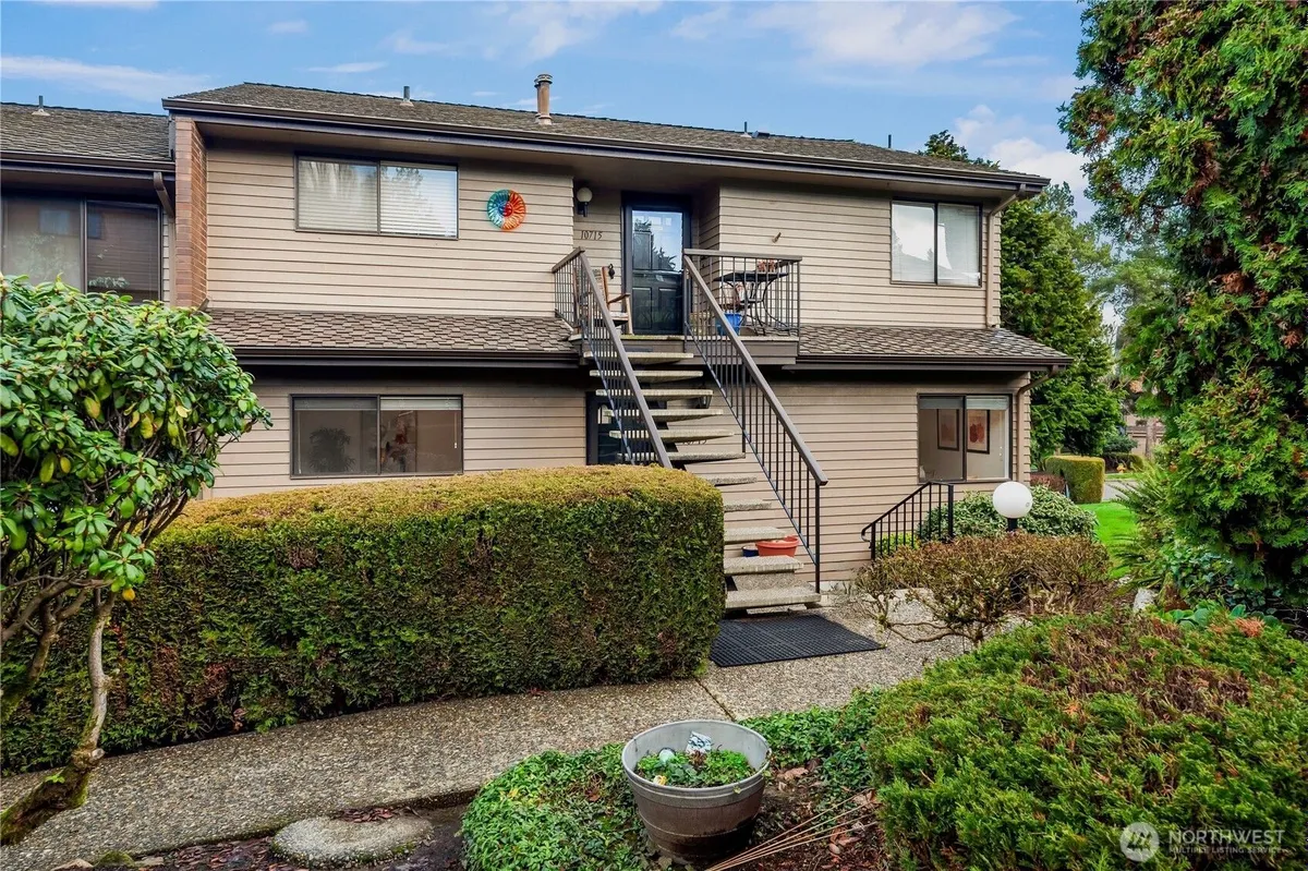 Property Slideshow image 1 of 40 | 10713 glen acres dr s # 10713, Seattle, WA, 98168