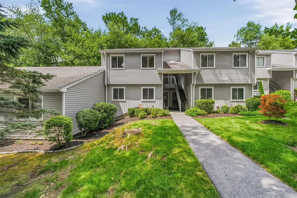 Property Slideshow image 1 of 17 | 149 flintlock way e, Yorktown, NY, 10598