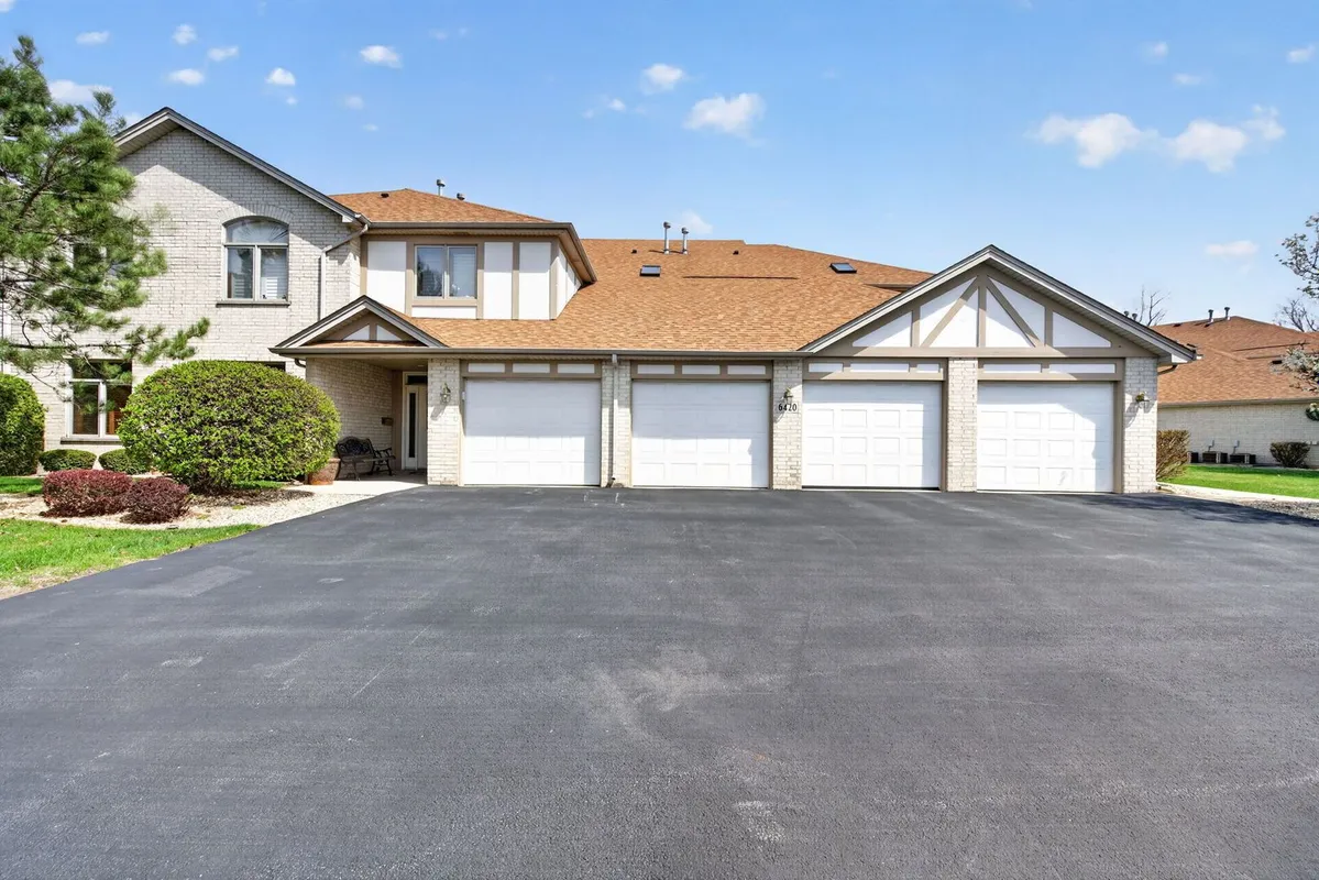 Property Slideshow image 1 of 32 | 6420 pine trail ln 1, Tinley Park, IL, 60477