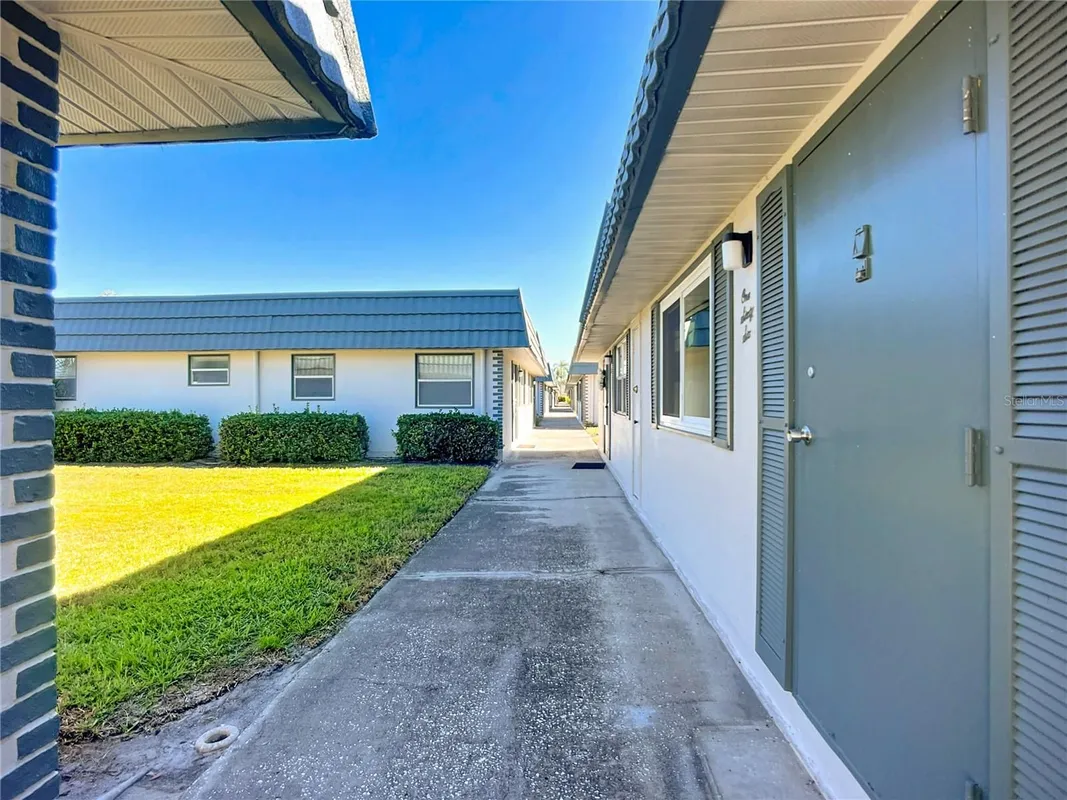 Property Slideshow image 1 of 40 | 1811 bedford ln 166, Sun City Center, FL, 33573