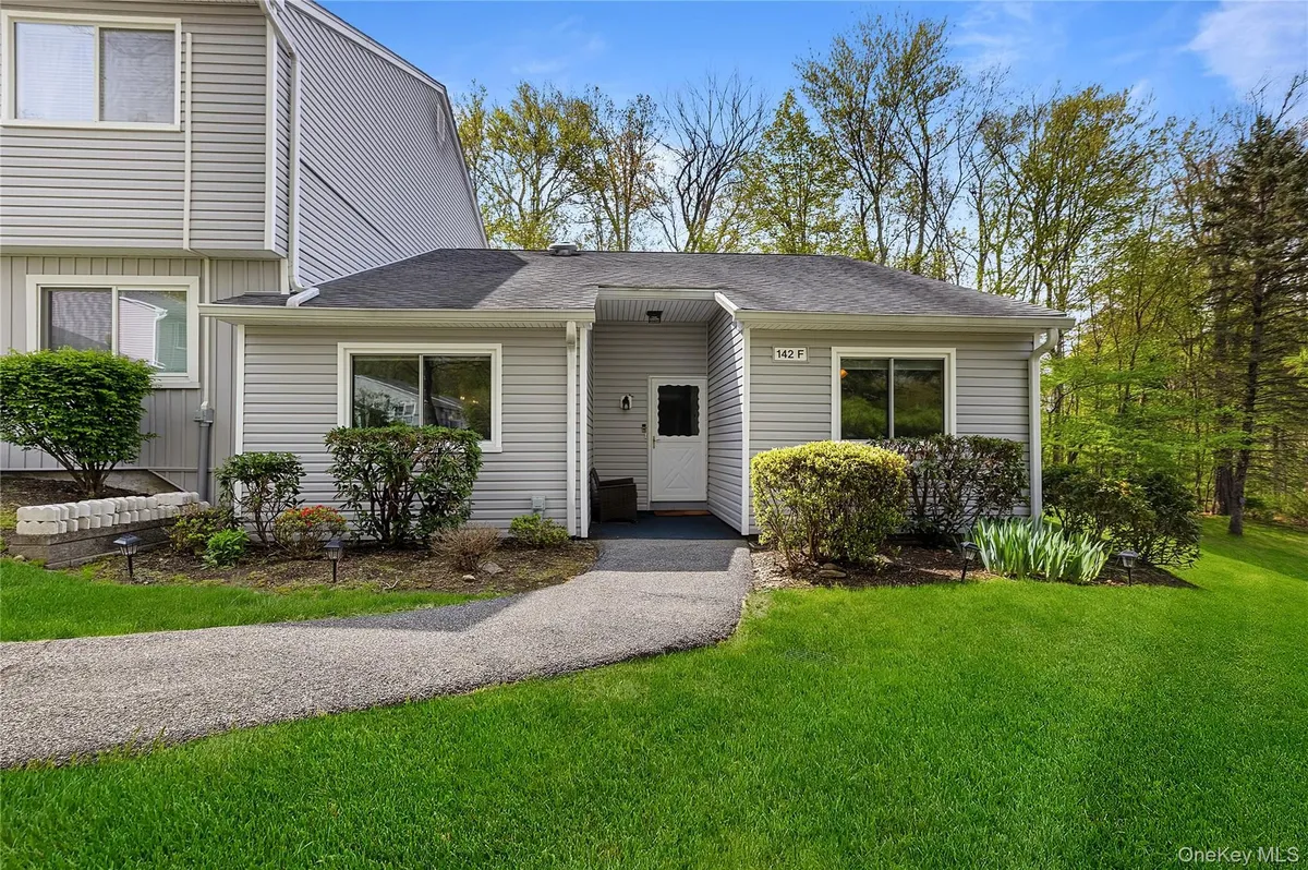 Property Slideshow image 1 of 35 | 142 flintlock way f, Yorktown, NY, 10598