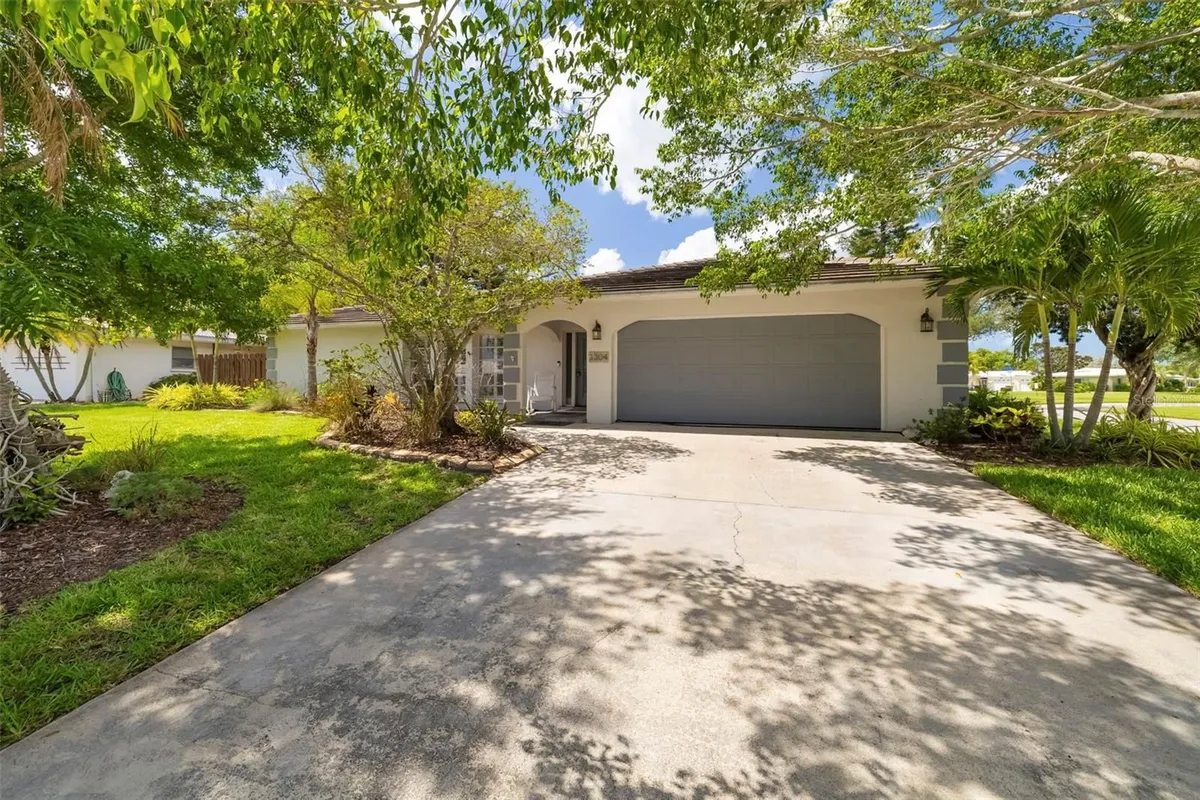 Property Slideshow image 1 of 79 | 3304 spring mill cir, Sarasota, FL, 34239