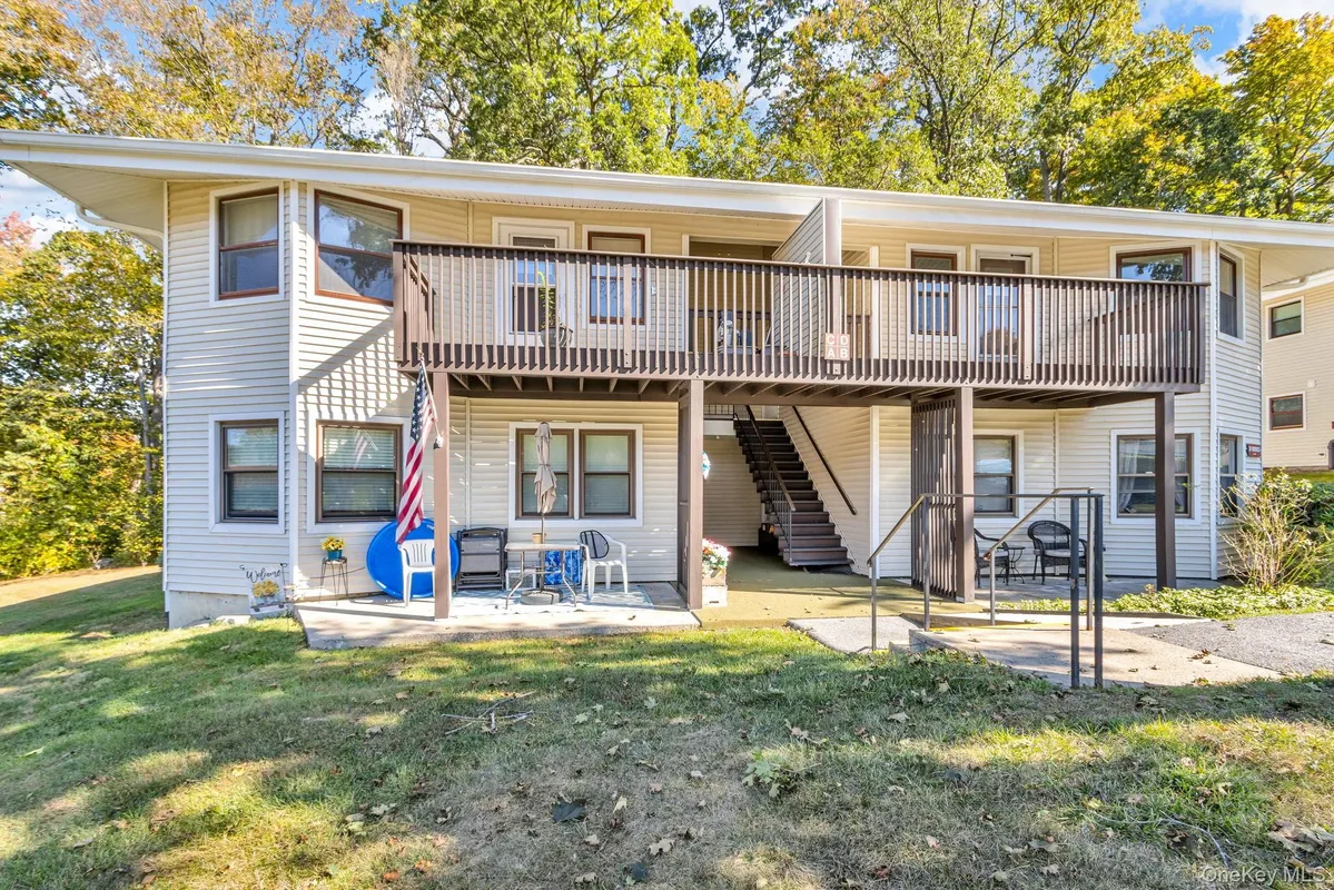 Property Slideshow image 1 of 44 | 34 warwick pl c, Yorktown Heights, NY, 10598