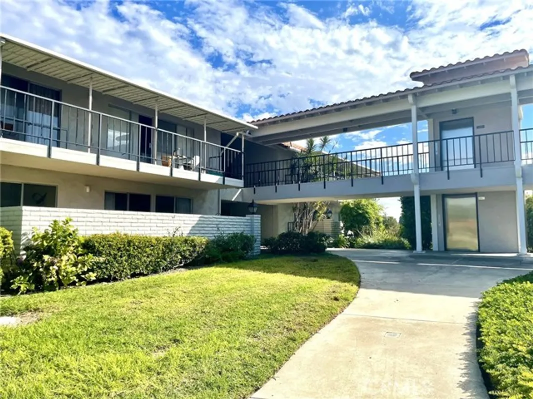 Property Slideshow image 1 of 28 | 2294 via puerta d, Laguna Woods, CA, 92637
