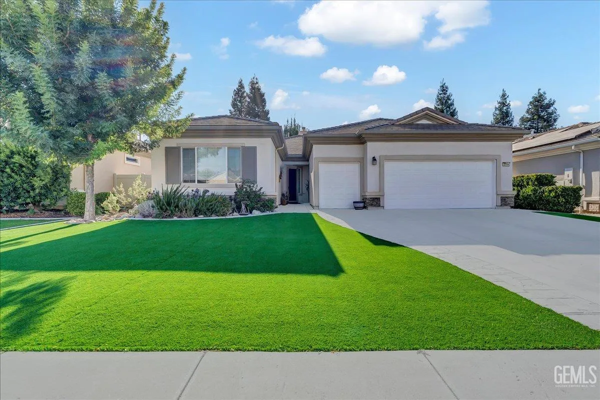 Property Slideshow image 1 of 38 | 5714 park place dr, Bakersfield, CA, 93306