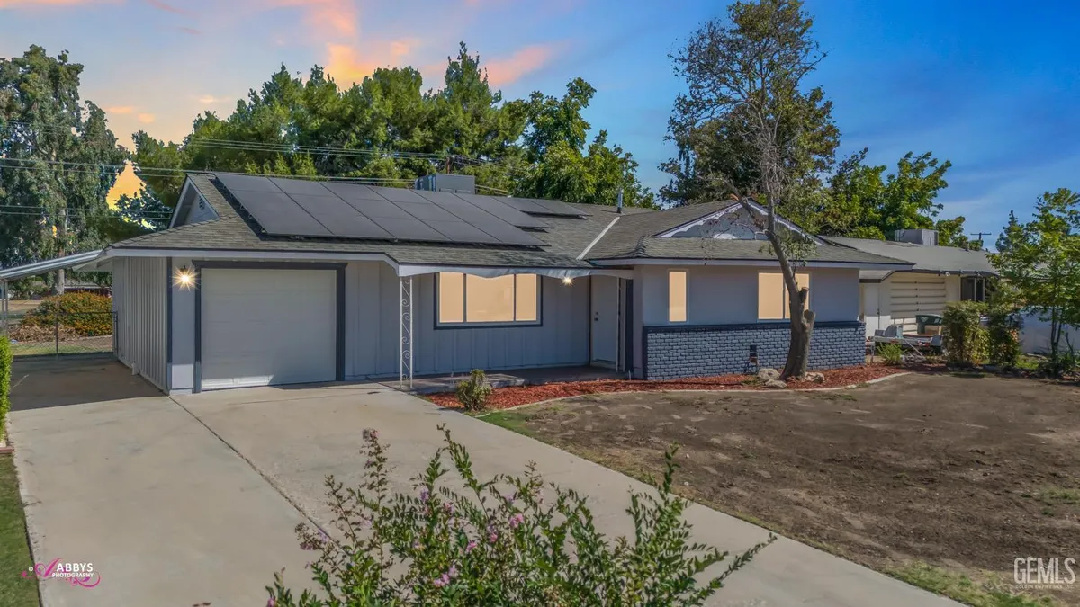 Property Slideshow image 1 of 27 | 6104 bel aire way, Bakersfield, CA, 93309