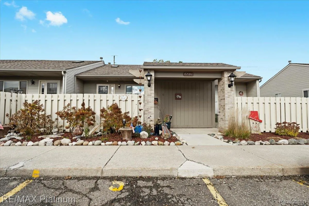 Property Slideshow image 1 of 31 | 62180 arlington cir unit 5, South Lyon, MI, 48178