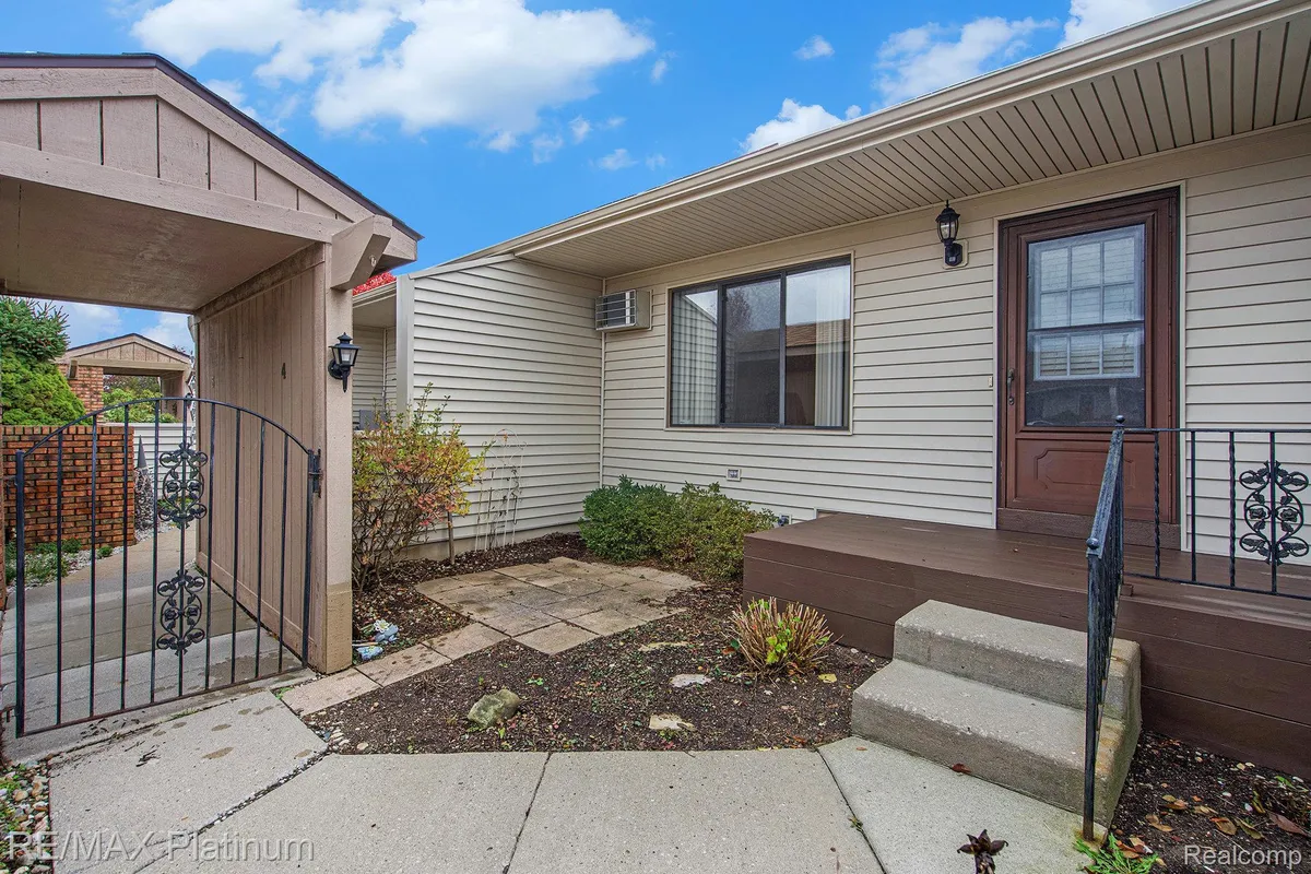 Property Slideshow image 1 of 18 | 61961 yorktown dr unit 4, South Lyon, MI, 48178