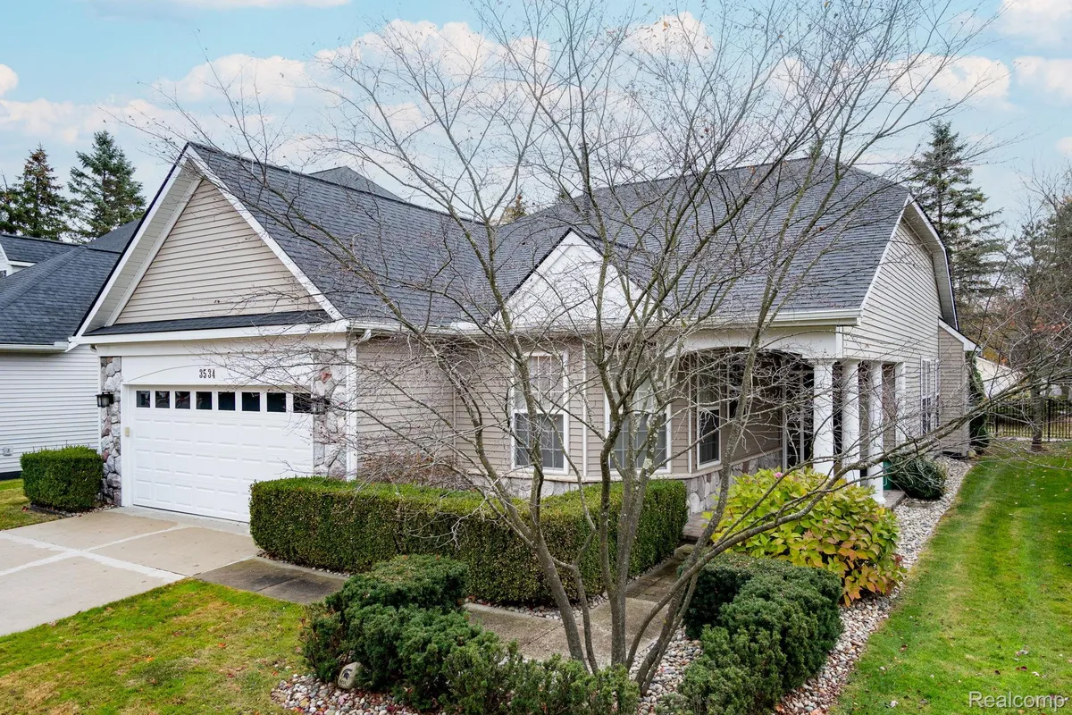 Property Slideshow image 1 of 24 | 3534 riverside dr, Auburn Hills, MI, 48326