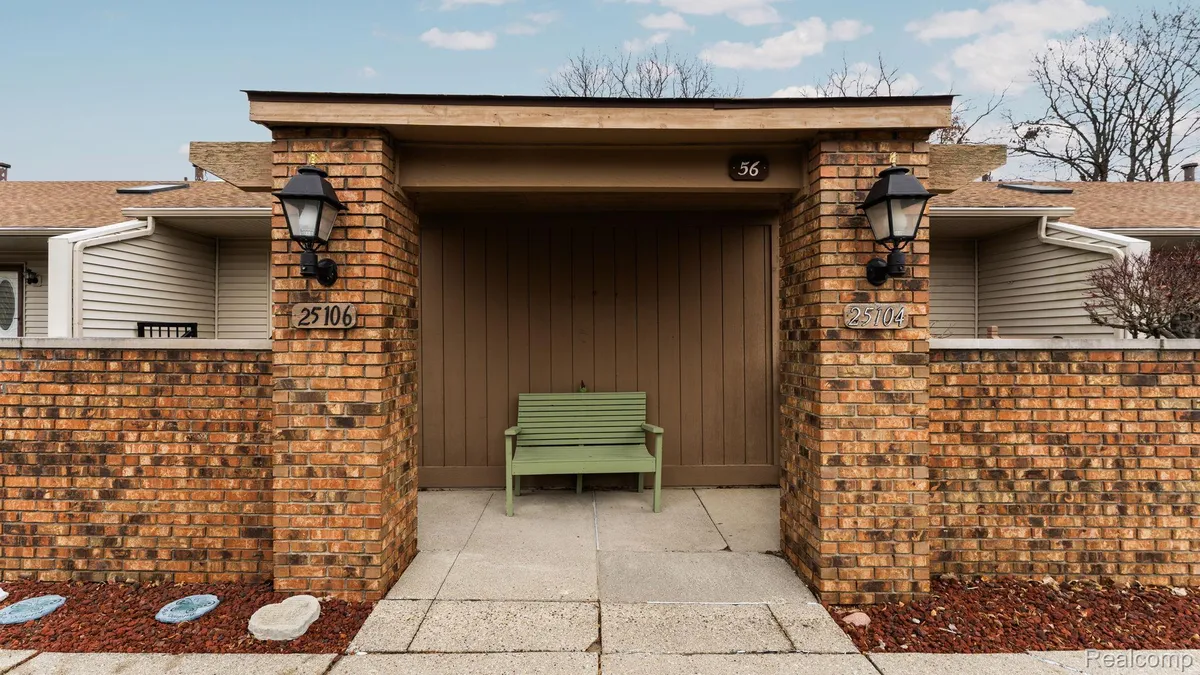 Property Slideshow image 1 of 39 | 25106 hamilton ct, Southlyoncity_oakland, MI, 47178