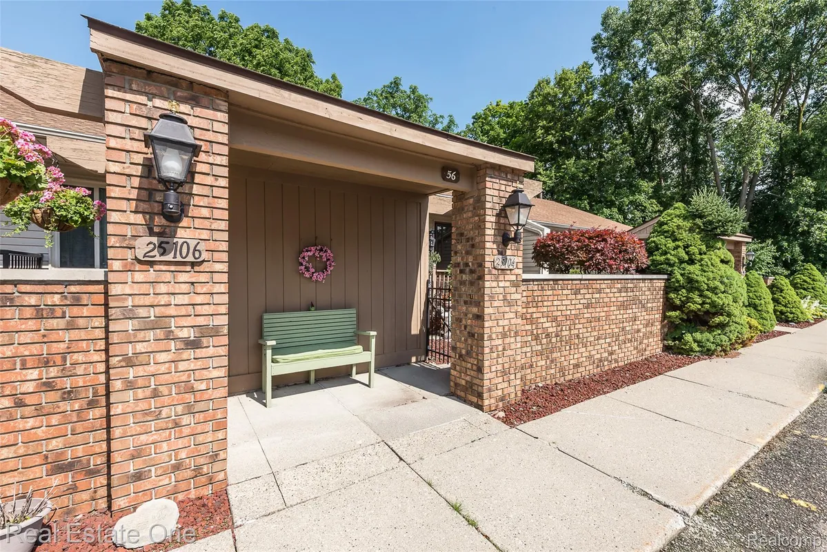 Property Slideshow image 1 of 37 | 25104 hamilton ct # 4, South Lyon, MI, 48178