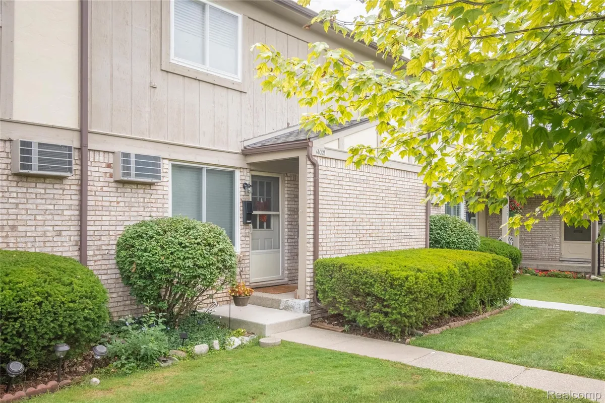 Property Slideshow image 1 of 36 | 61021 heritage blvd # 4, South Lyon, MI, 48178