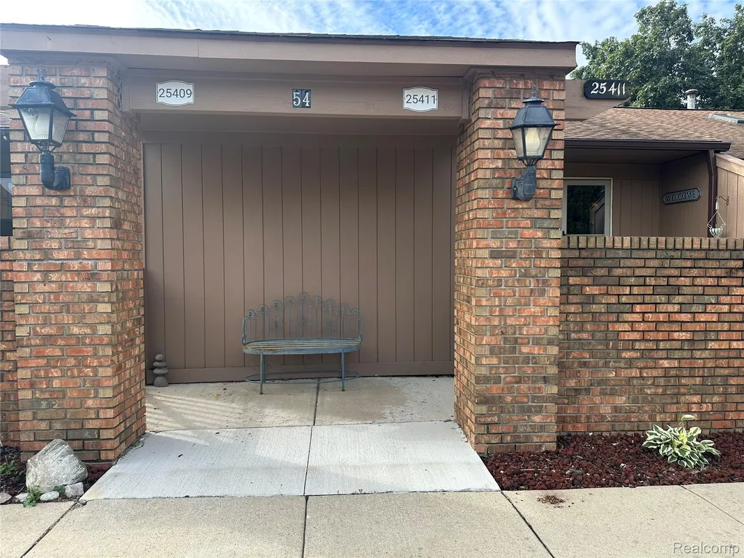 Property Slideshow image 1 of 20 | 25411 concord ln # 4, South Lyon, MI, 48178