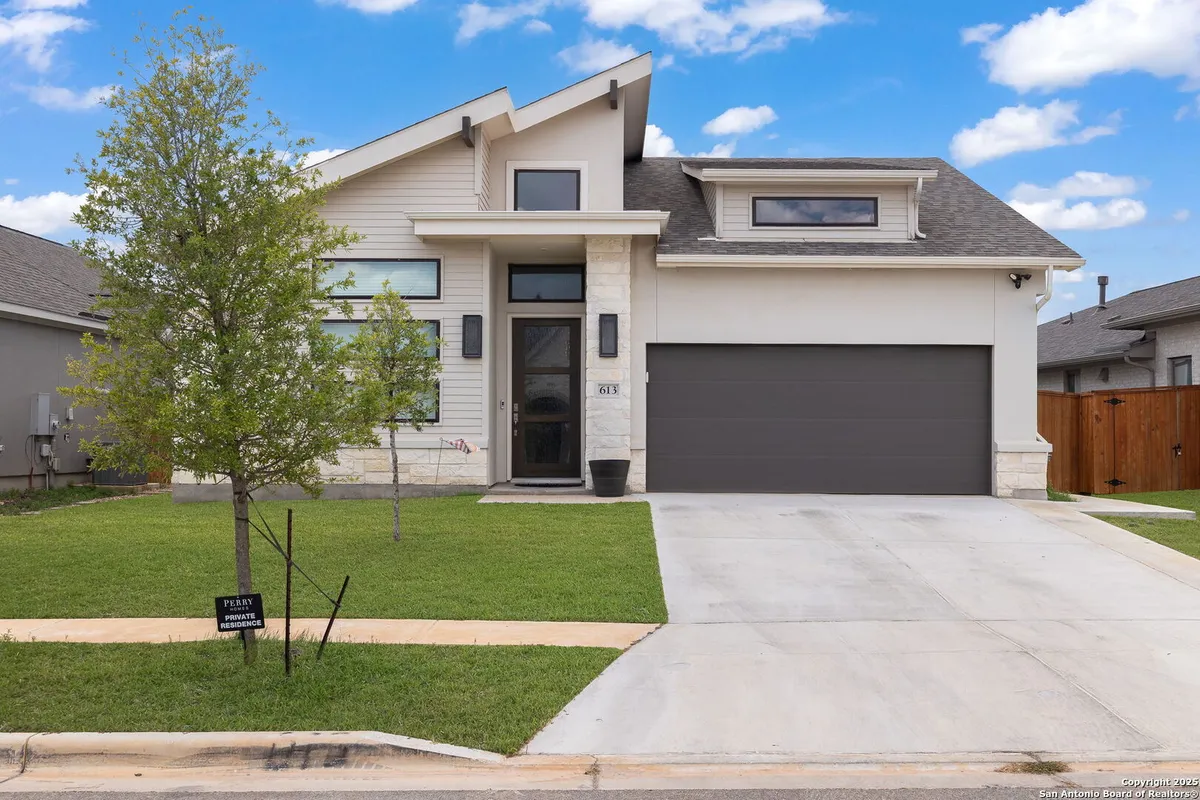 Property Slideshow image 1 of 31 | 613 meade st, New Braunfels, TX, 78132