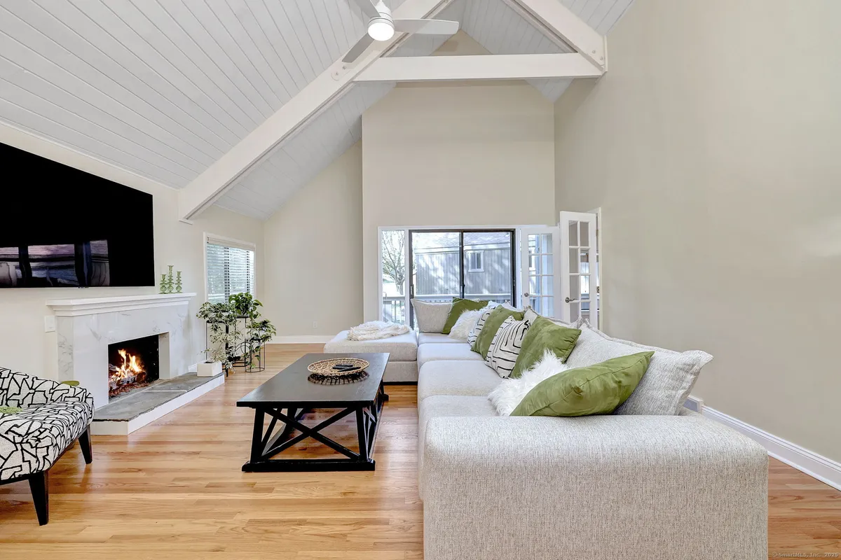 Property Slideshow image 1 of 39 | 193 bayfield ln b, Stratford, CT, 06614