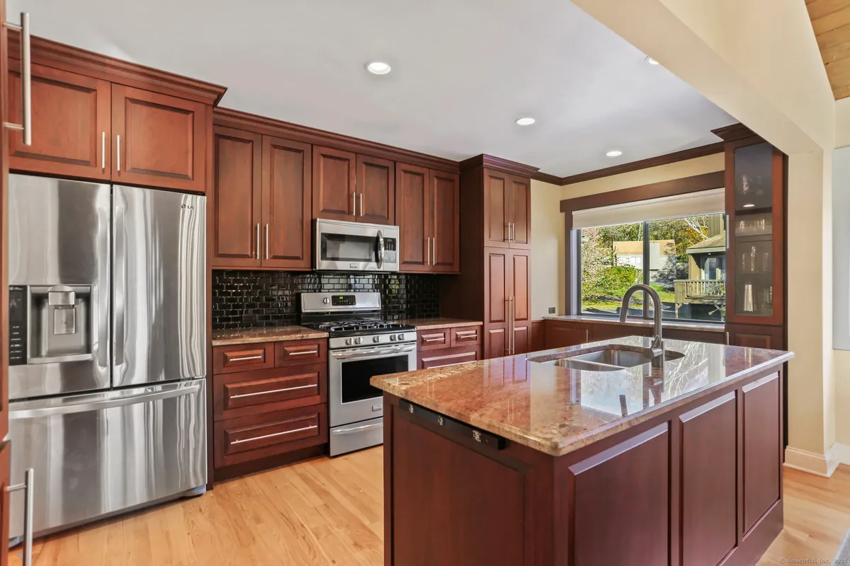 Property Slideshow image 1 of 32 | 375 piute ln a, Stratford, CT, 06614