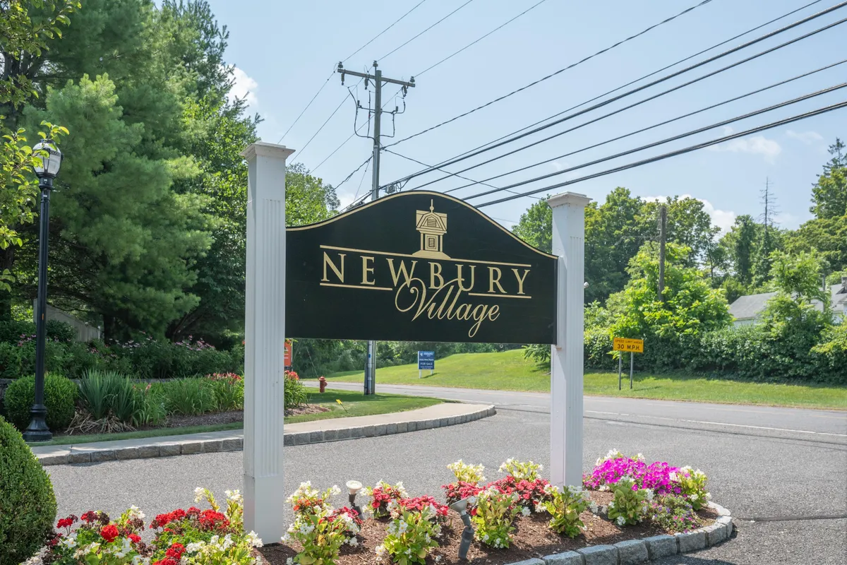 Property Slideshow image 1 of 38 | 332 still water cir # 332, Brookfield, CT, 06804