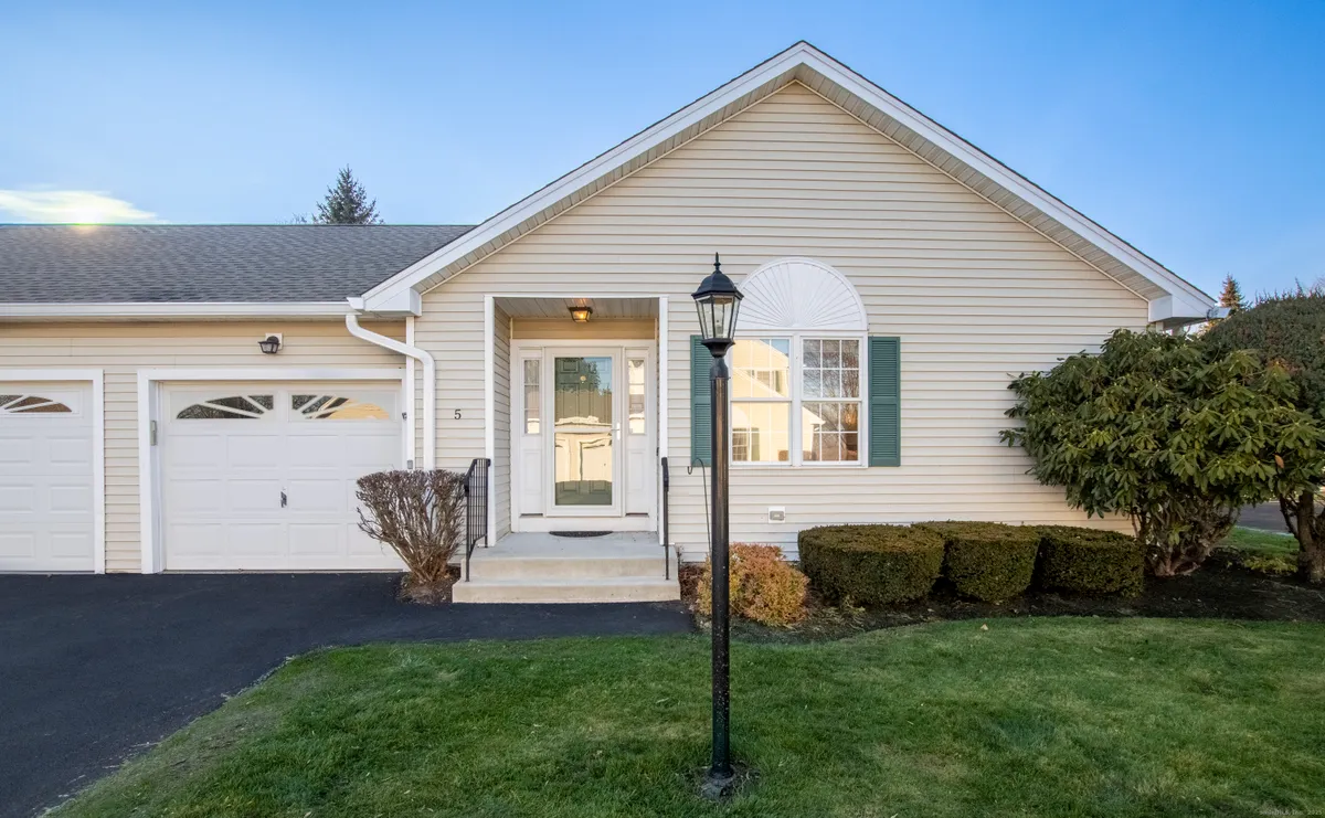 Property Slideshow image 1 of 37 | 5 cider mill ln, Trumbull, CT, 06611